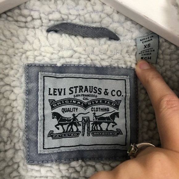 Levi’s Trucker Sherpa Lined Oversized Jean Jacket Size XS - Picture 4 of 8